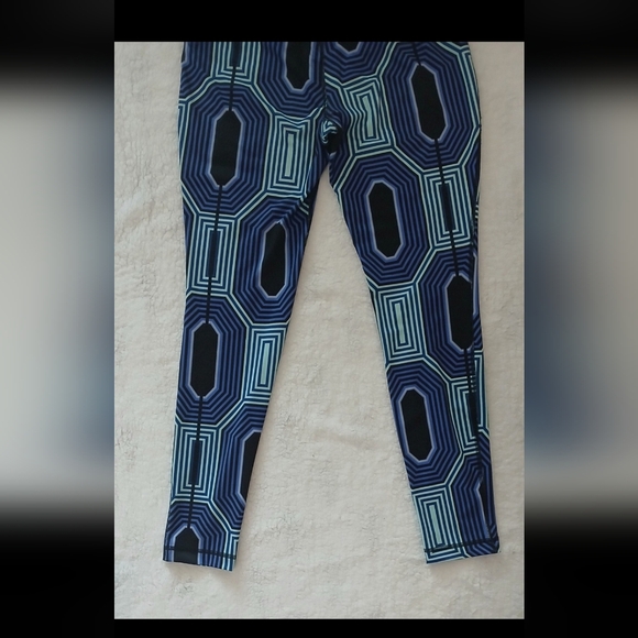 Danskin Athletic Ankle Legging Small(4-6) Blue/black/white patterned. NEW No Tag - Picture 12 of 12
